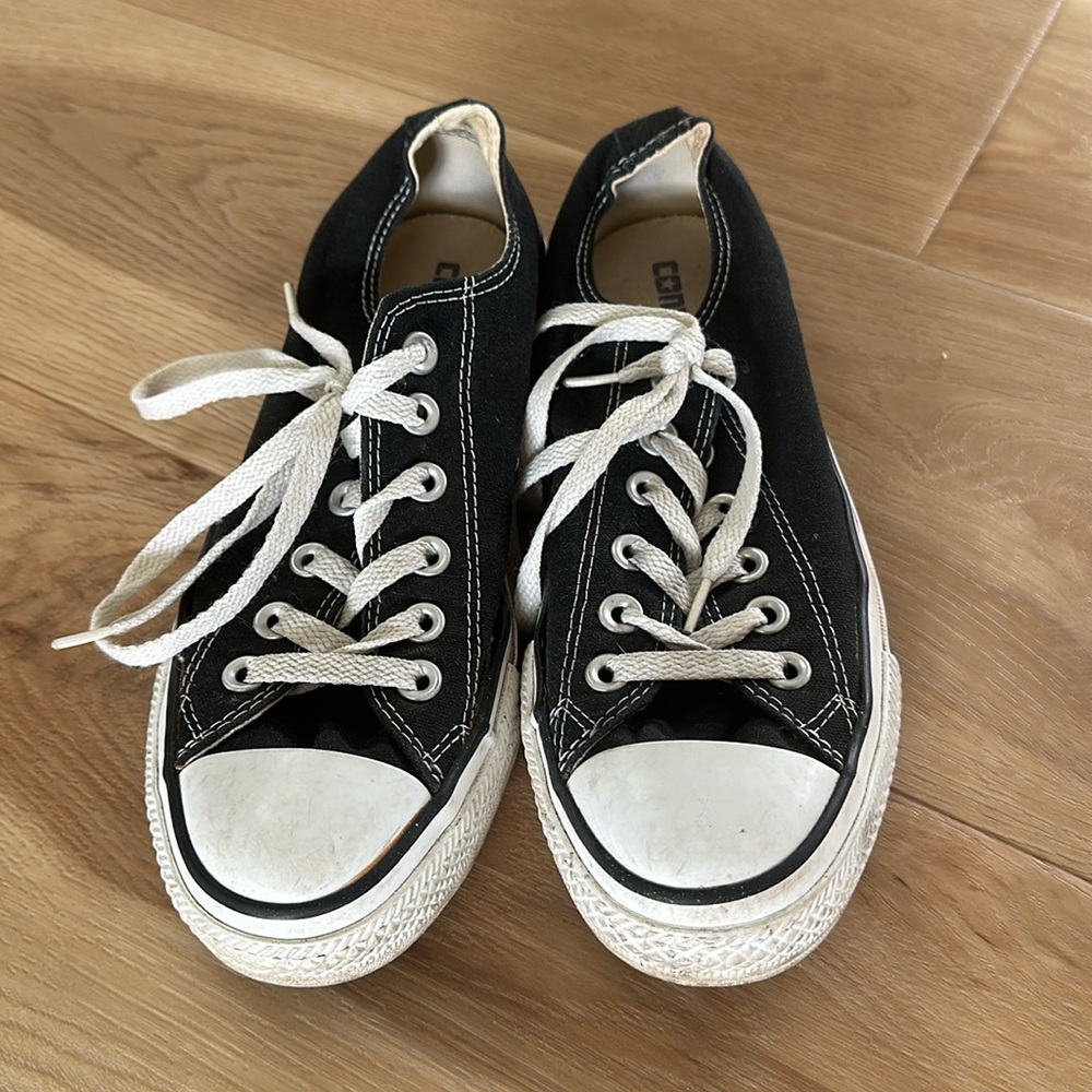 Converse Women’s low top size 7